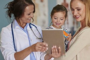 140893-entenda-a-importancia-do-medico-pediatra-para-a-saude-do-seu-filho.jpg
